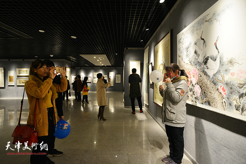 桐林书院建院一周年“桐林栖凤”师生作品展现场。