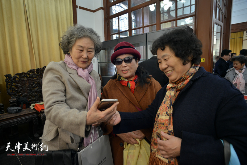 刘秀芝、罗凌、李永琴在画展现场交谈