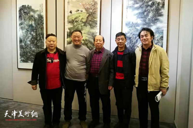 左起：吕大江、刘志君、韩祖音、王家树、穆怀安在书画展现场。