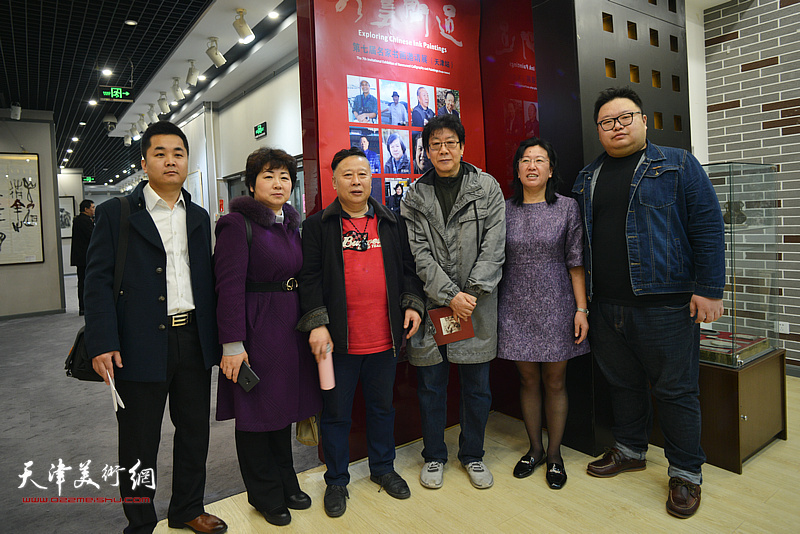 晏平、吕大江、元林、陈岳辉等在书画展现场。