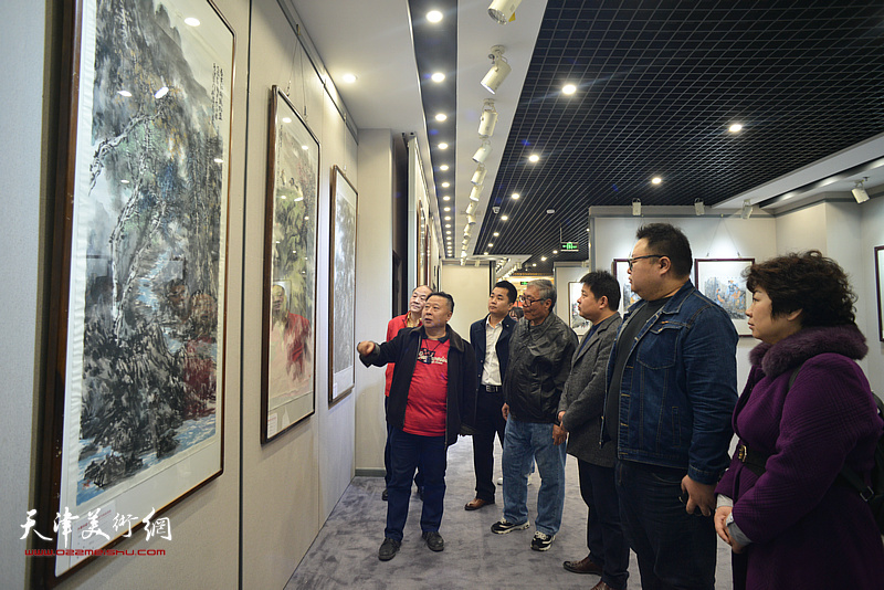 吕大江在书画展现场为嘉宾讲解画作。