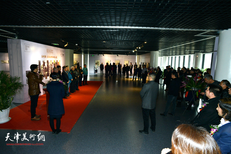 “观石景，品世态——马利安、王再善绘画双人展”在天津空港经济区文化中心综合展厅开幕。