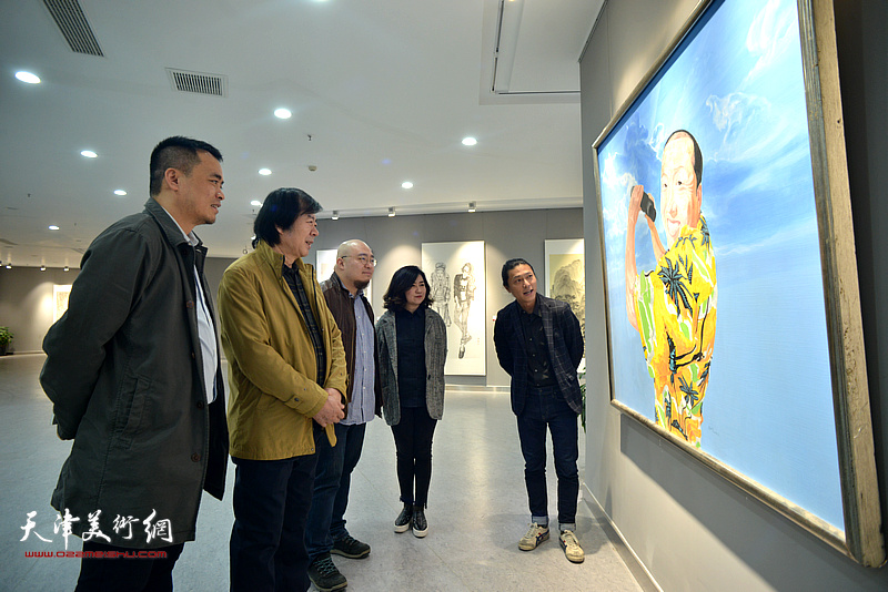 史振岭与青年书画家姚铸、王霞、宋鹏、张存彪在观赏展出的作品。