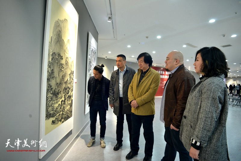 史振岭与青年书画家姚铸、王霞、宋鹏、张存彪观赏展出的作品。