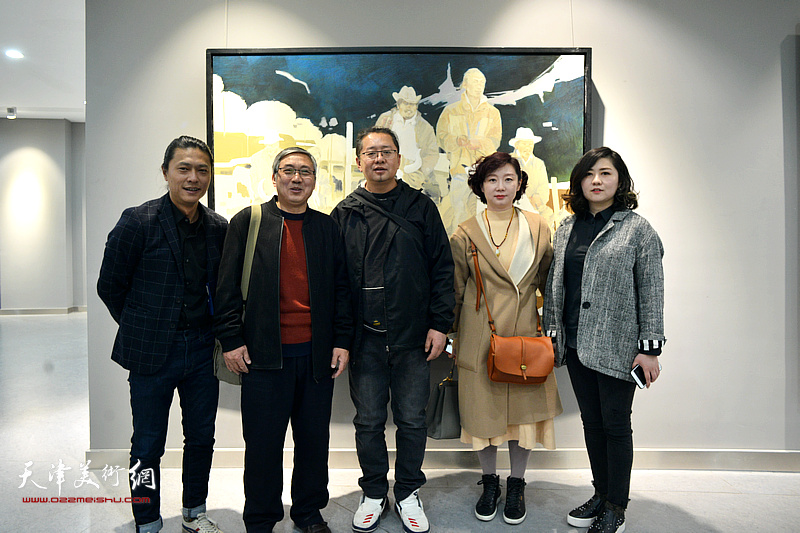 左起：姚铸、郝金宝、韵文江、朱珊、王霞在交流展现场。
