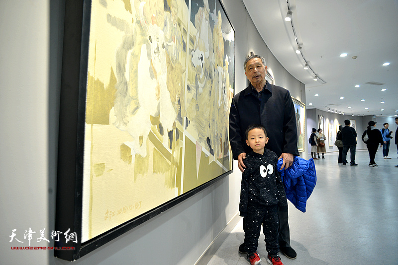 东丽区书画家杨建国在交流展现场。