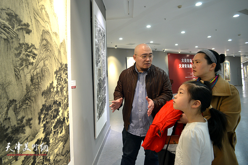 宋鹏在交流展现场向书画爱好者介绍自己的画作。
