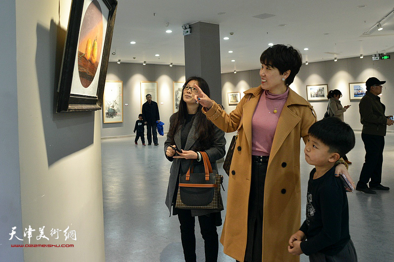 大美青海 渤海明珠—天津·青海美术作品交流展现场。