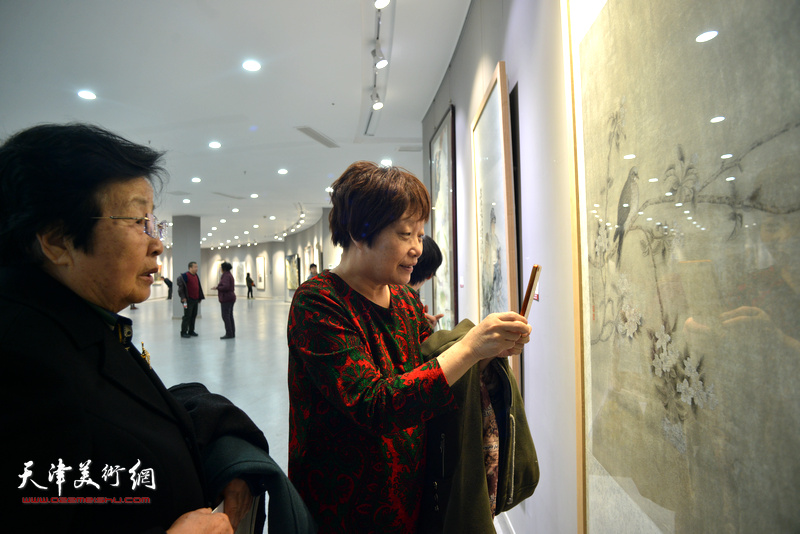 大美青海 渤海明珠—天津·青海美术作品交流展现场。