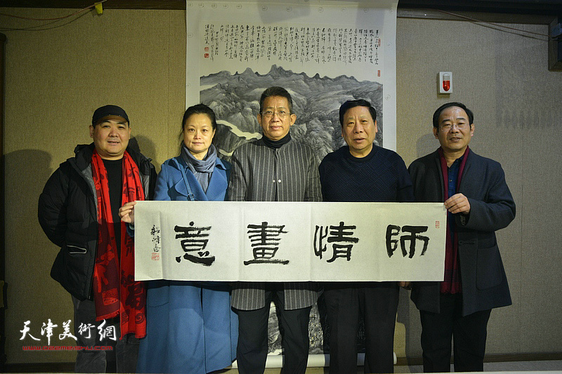 李毅峰与刘忠荣、卞昭宏、杨利民、王昕在制作现场。
