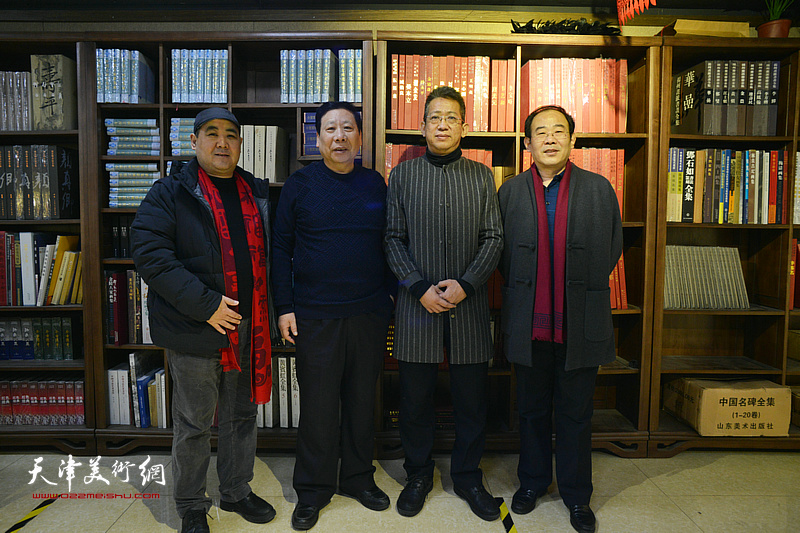李毅峰与刘忠荣、卞昭宏、杨利民在制作现场。