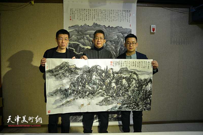 李毅峰与弟子周明、张耀在制作现场。