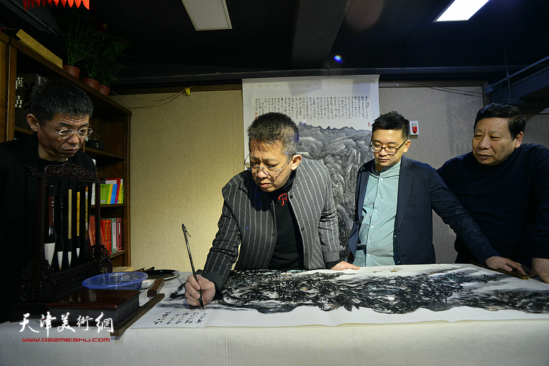 李毅峰在制作现场创作。