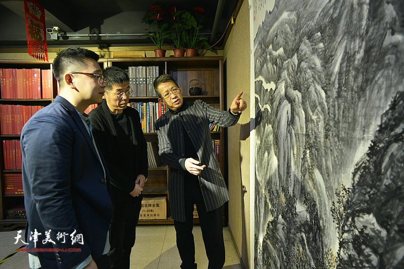 李毅峰为弟子周明、张耀解读画作。