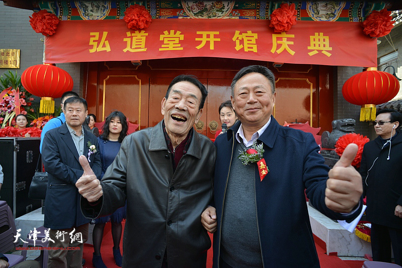 中国野草诗社秘书长何小平、著名相声表演艺术家杨少华为弘道堂揭牌。