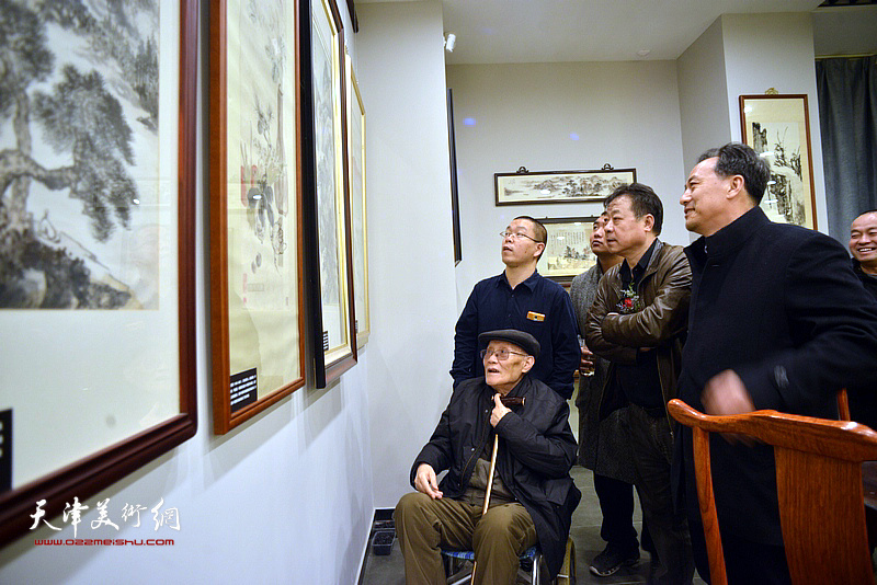 孙长康等在弘道堂观看展品。