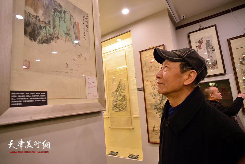 曹恩祥在弘道堂观看展品。