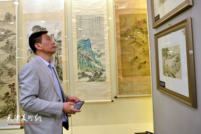 林广杰在弘道堂观看展品。