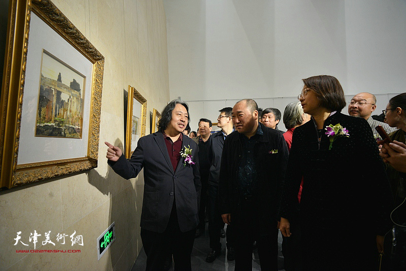 卢禹舜与贾广健、孙杰等在画展现场观看作品。