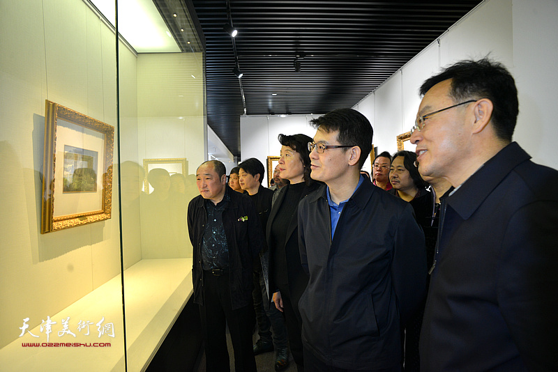 卢禹舜与杨君毅、万镜明、贾广健、张桂元在画展现场观看作品。
