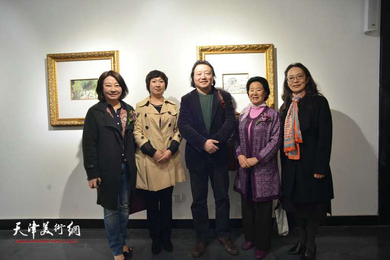 曹秀荣、纪连彬、卢永琇、张春燕等在画展现场。