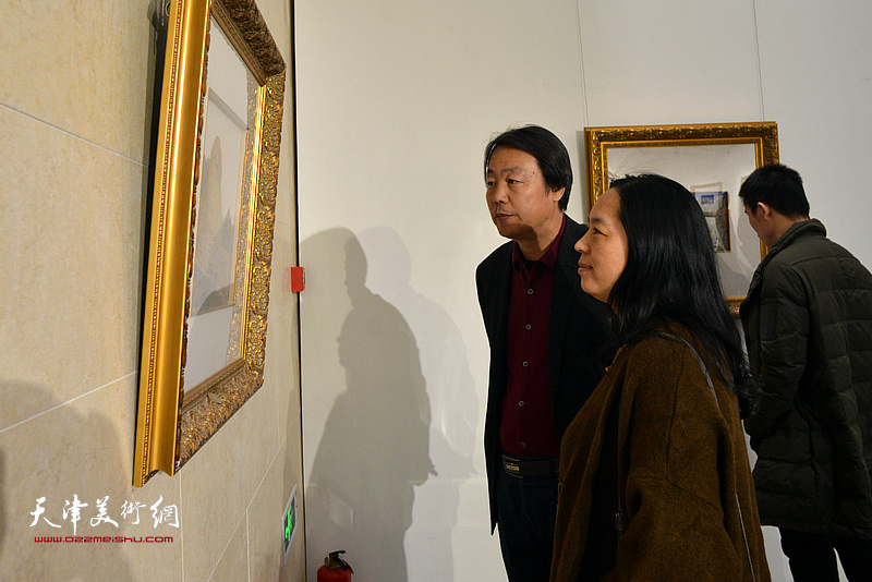 孔宪江在画展现场观看作品。
