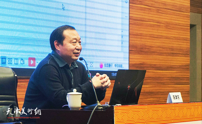 图为陈聿东教授在南京航空航天大学讲座。