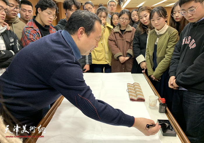 陈聿东教授应广大师生要求，现场挥毫书写书法作品。