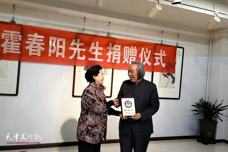 曹秀荣同志向霍先生颁发捐赠证书和纪念牌。