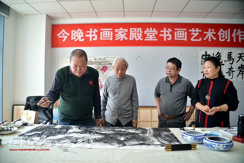 纪振民、马孟杰、辛孝申、张芝琴在联谊活动现场创作。