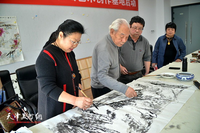 纪振民、辛孝申、张芝琴、孙秀霞在联谊活动现场创作。