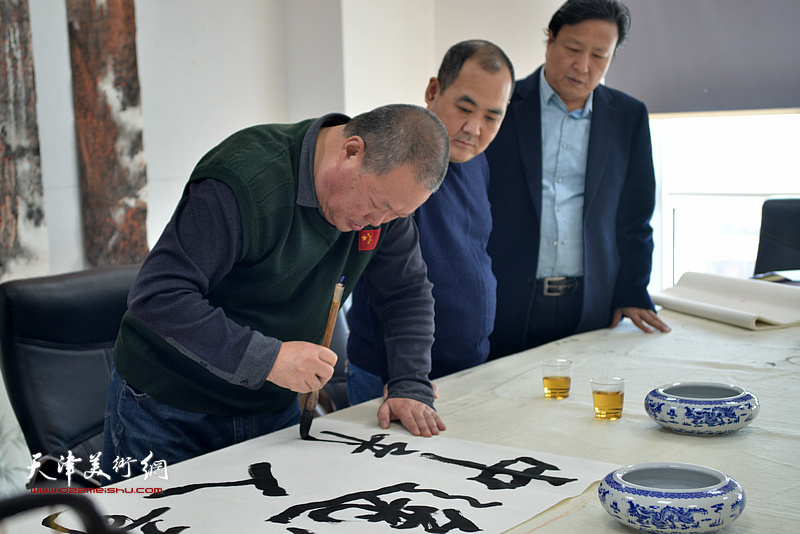 马孟杰、刘忠荣、王连宏在联谊活动现场创作。