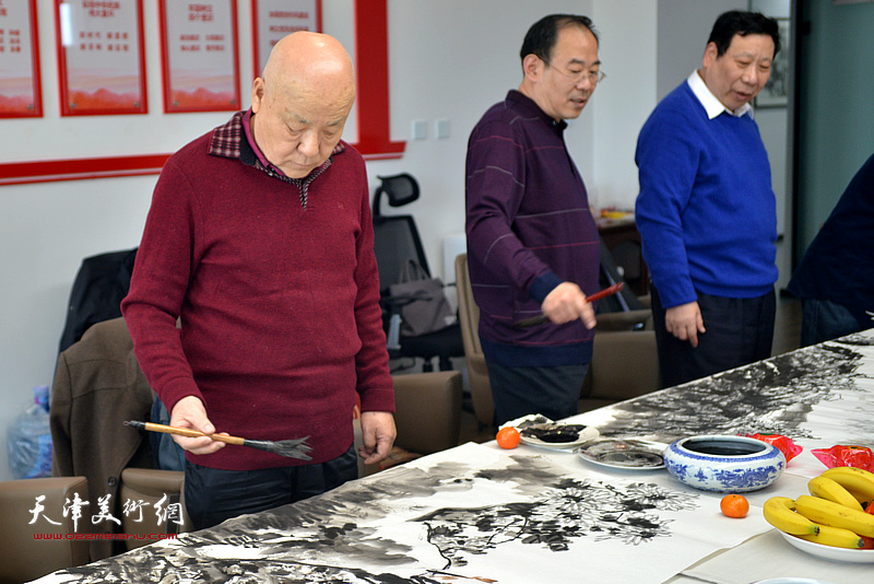 刘凤棋、卞昭宏、杨利民在联谊活动现场创作。