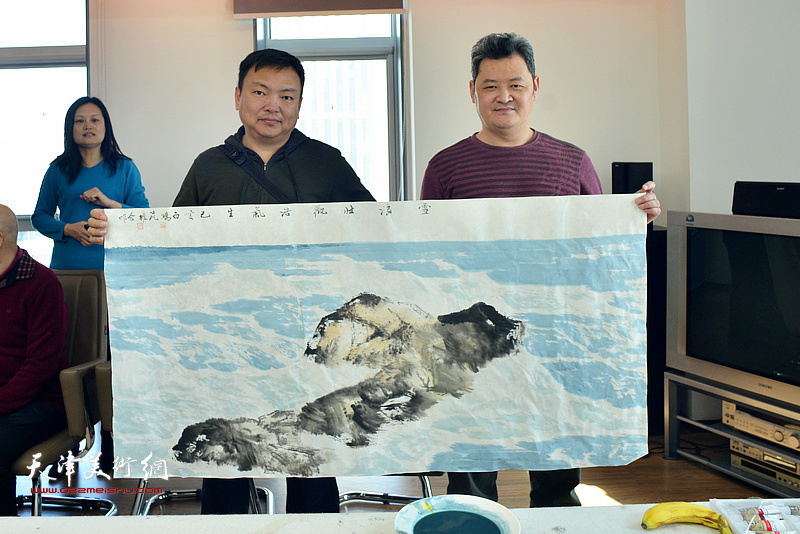 左起：范权、白鹏在书画名家联谊活动现场
