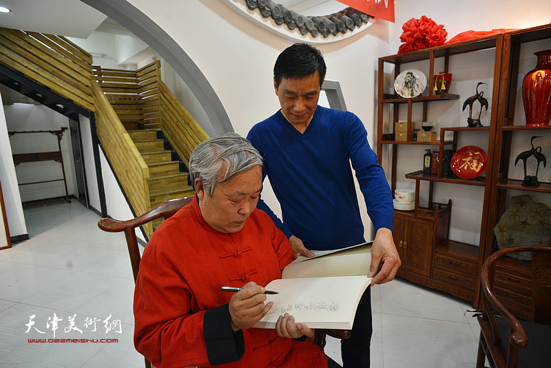 唐云来先生为林广杰在新出版作品集上签名留念。
