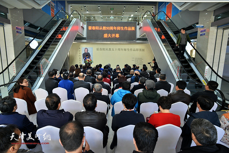 “霍春阳从教五十周年师生作品即墨展”3月30日上午在即墨区蓝鳌路德馨艺术中心开幕。