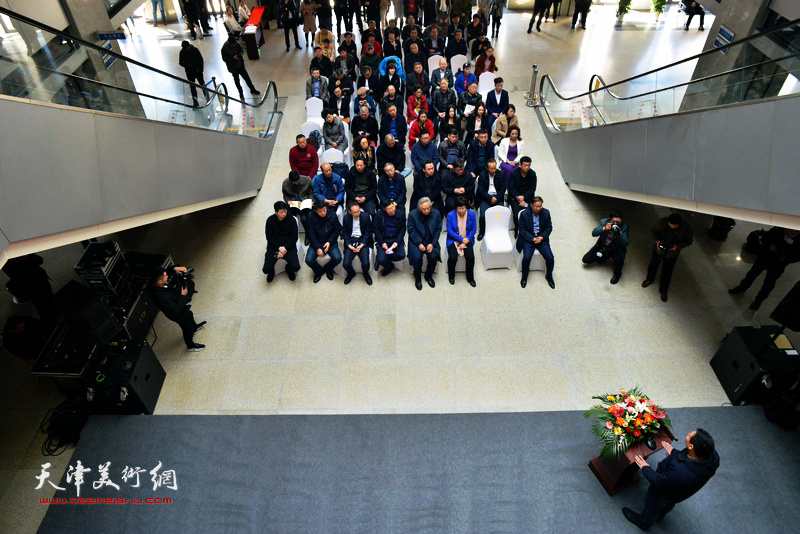 “霍春阳从教五十周年师生作品即墨展”3月30日上午在德馨艺术中心开幕。