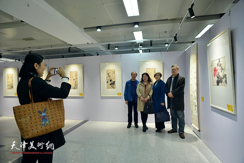 “霍春阳从教五十周年师生作品即墨展”现场。