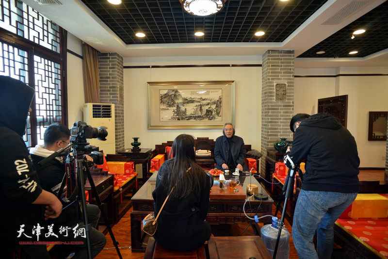 霍春阳在爱新觉罗·溥佐艺术馆接受媒体的采访。