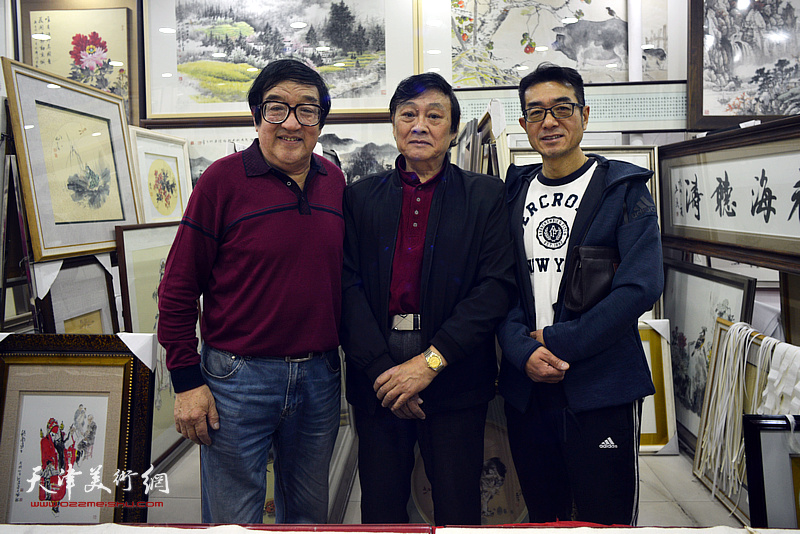 卢贵友与琚俊雄、王维泉在画展现场。