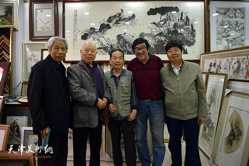 卢贵友与王俊生、赵作樑、丁砚章、王惠民在画展现场。