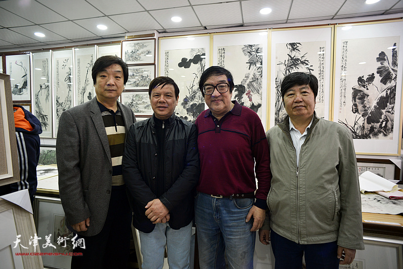 卢贵友与王惠民、李根友、翟洪涛在画展现场。