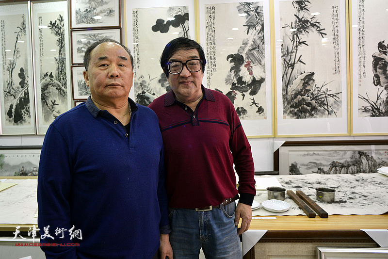 卢贵友、李建华在画展现场。