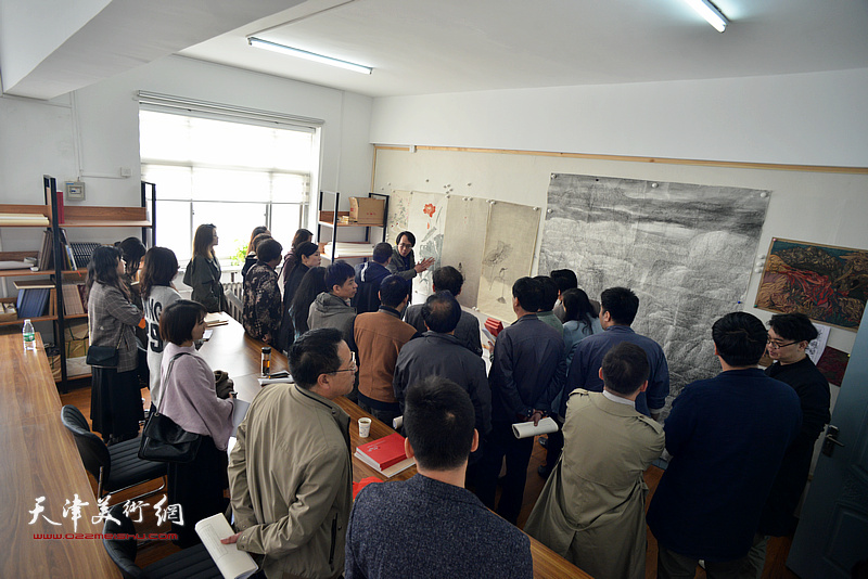 张晓彦在静海书画院点评作品。