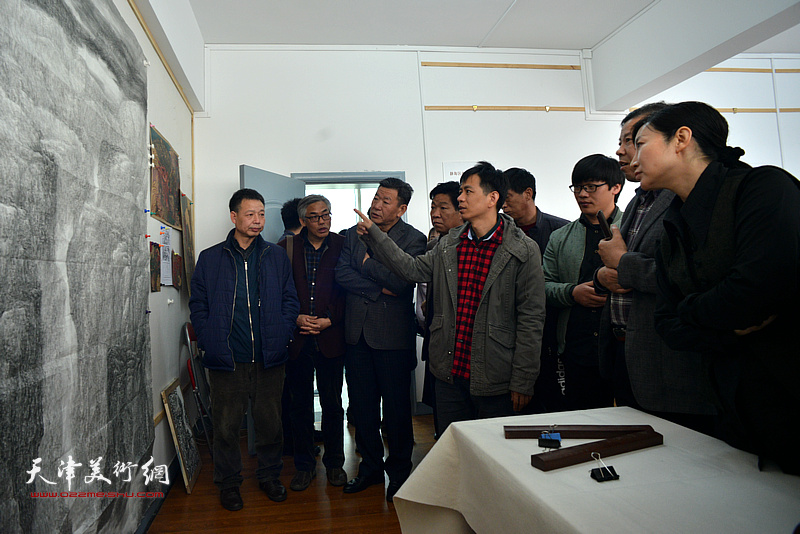 杨海涛在静海书画院点评作品。