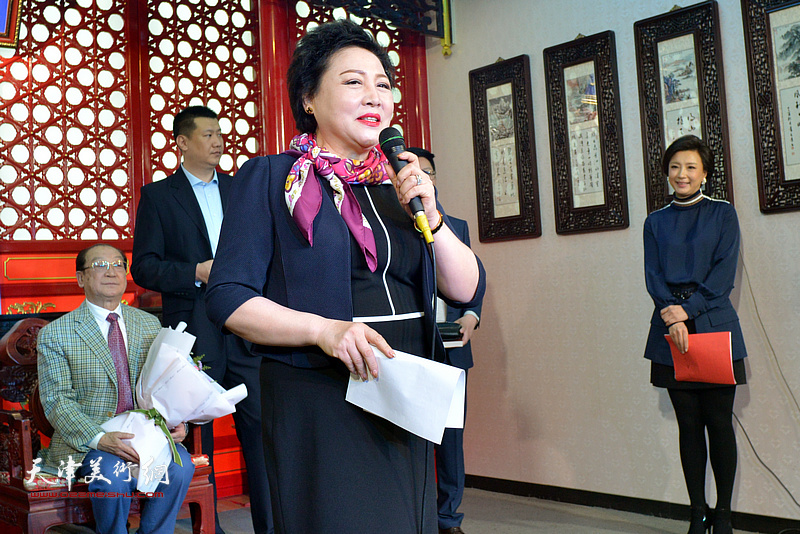 籍薇代表天津市曲艺家协会向魏先生表示祝贺并宣读致贺函。