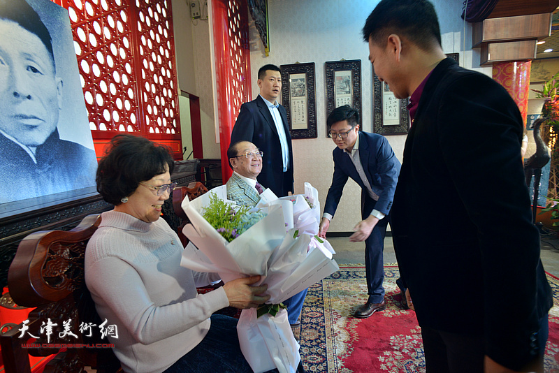 四位新徒向师父魏文亮、师母刘婉华献花。