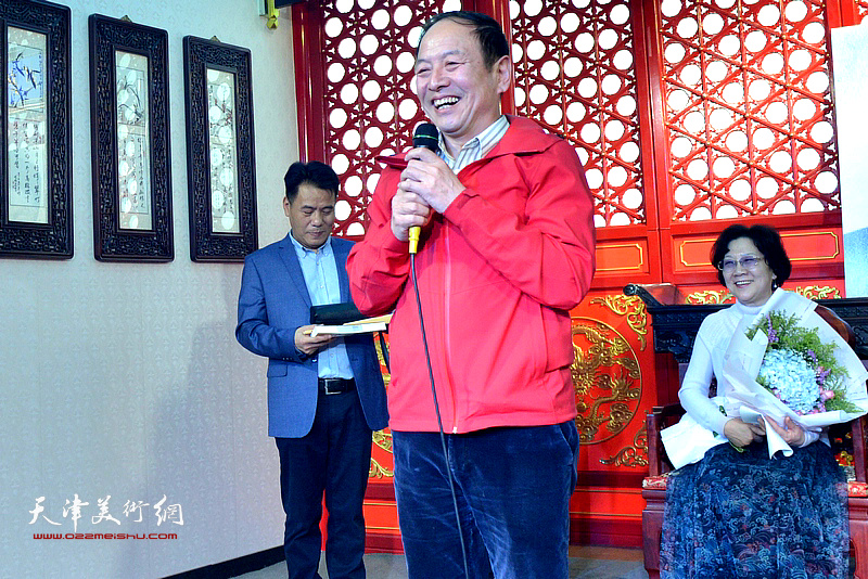 天津市曲协副主席兼秘书长王宏致贺。