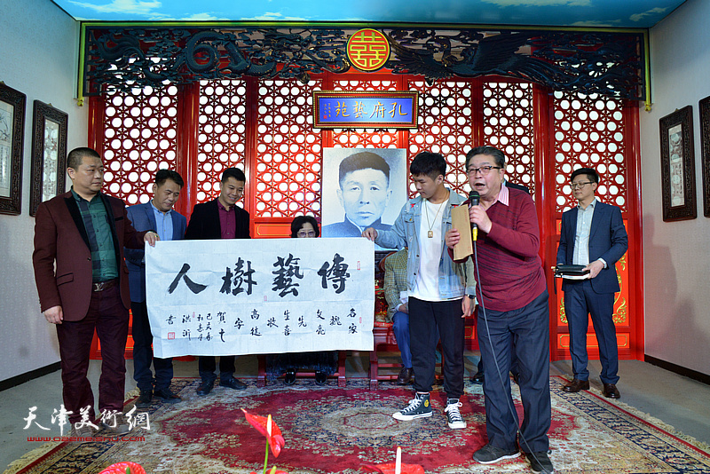北京相声名家刘洪沂将书法作品“传艺树人”以示祝贺。