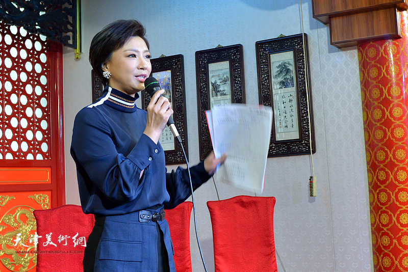 魏文亮收徒拜师仪式由天津广播电视台文艺频道相声大会“金牌主持”李佳女士主持。
